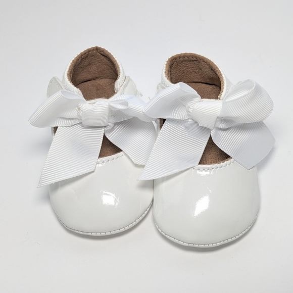 Elegant White Patten Leather Baby Shoes with Bow - Picture 1 of 8